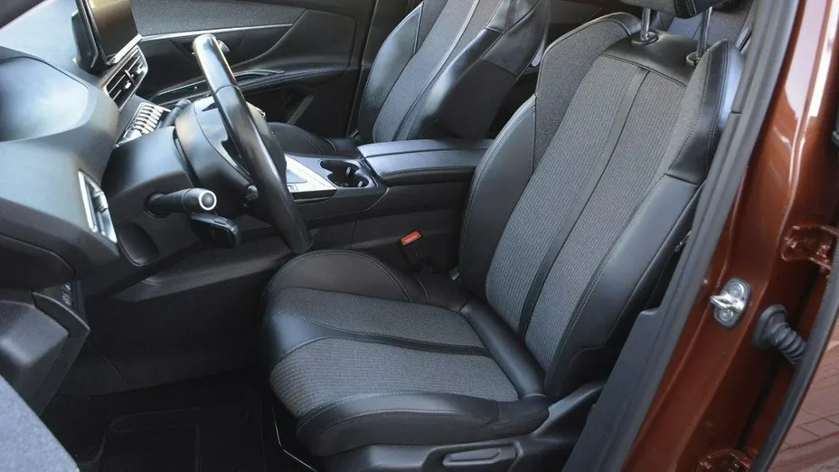 PEUGEOT 5008 -