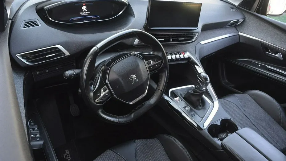 PEUGEOT 5008 -