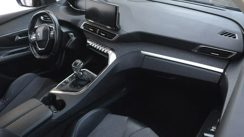 PEUGEOT 5008 -