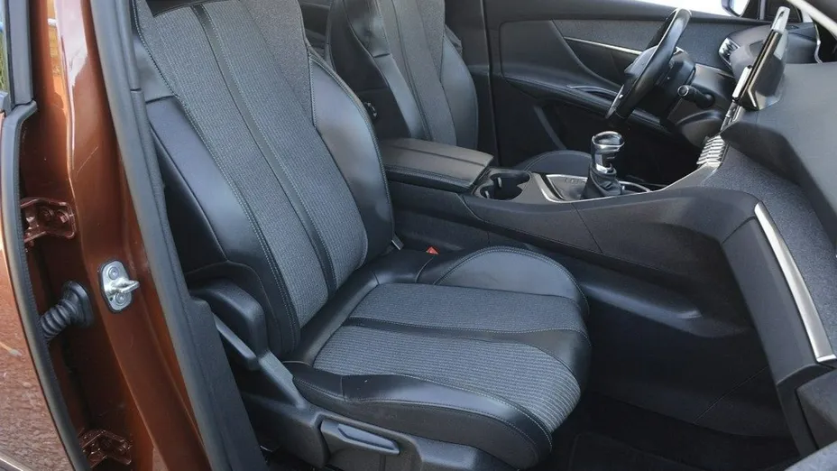 PEUGEOT 5008 -