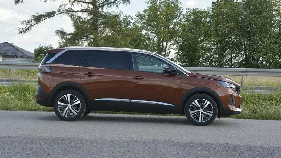 PEUGEOT 5008 -