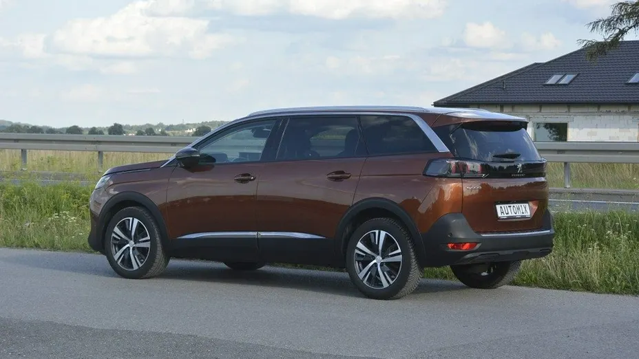 PEUGEOT 5008 -