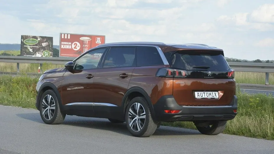 PEUGEOT 5008 -