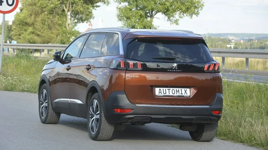 PEUGEOT 5008 -