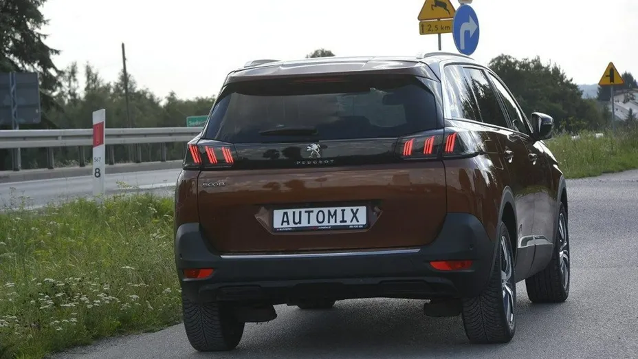 PEUGEOT 5008 -