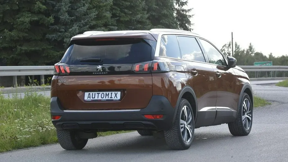 PEUGEOT 5008 -