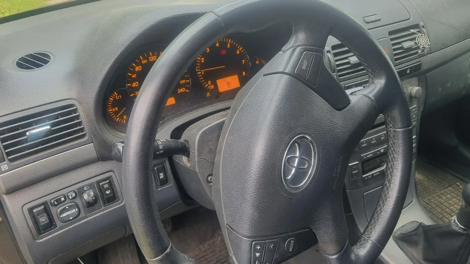TOYOTA Avensis -