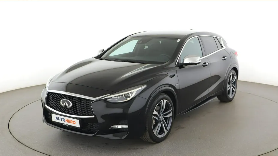 INFINITI Q30 -