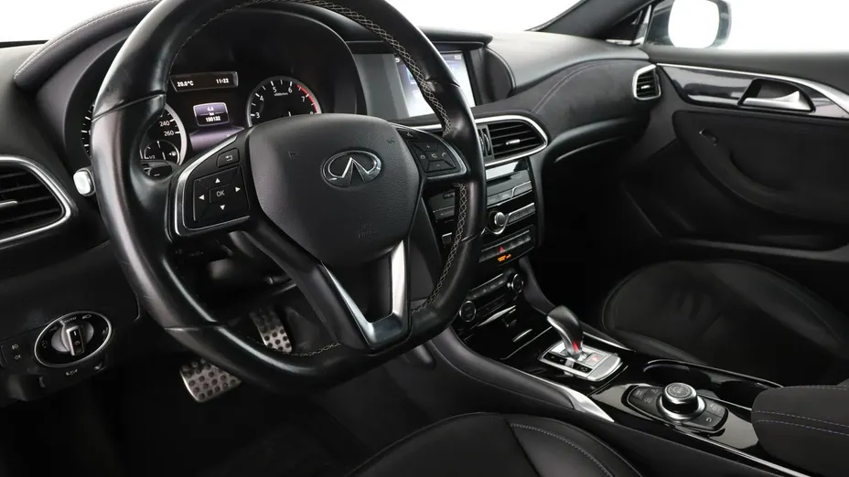 INFINITI Q30 -
