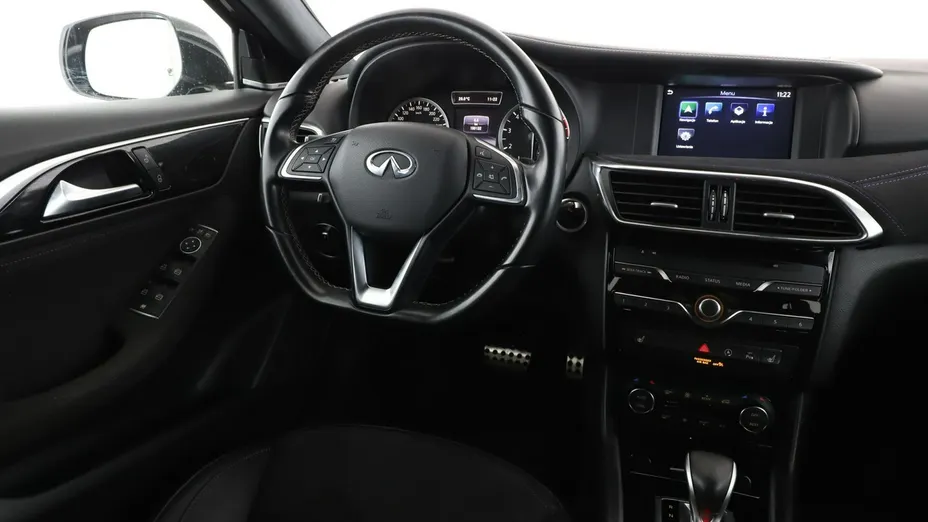 INFINITI Q30 -