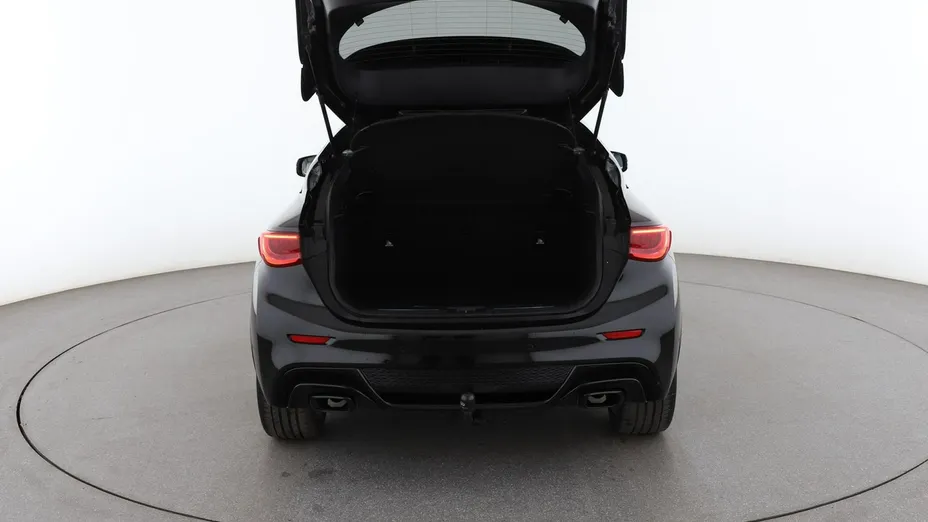 INFINITI Q30 -