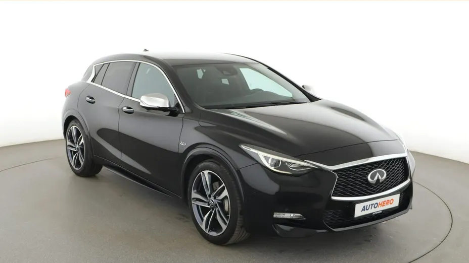 INFINITI Q30 -
