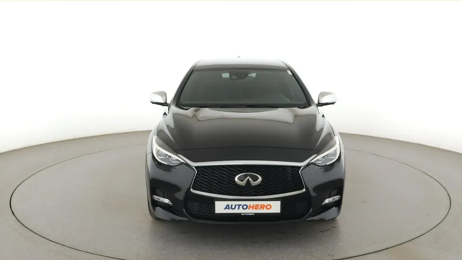 INFINITI Q30 -