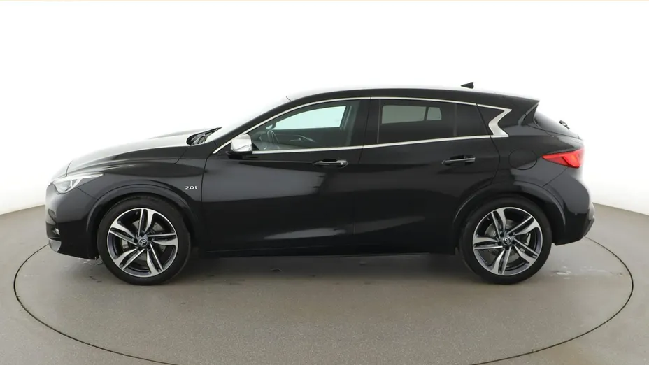INFINITI Q30 -
