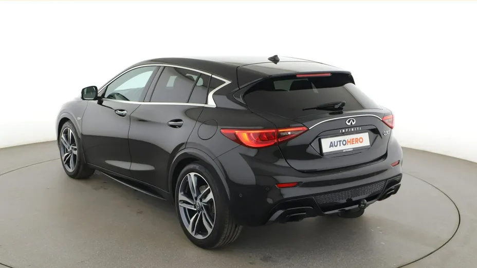 INFINITI Q30 -