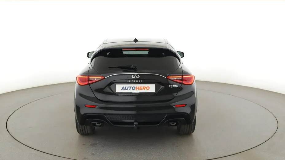 INFINITI Q30 -