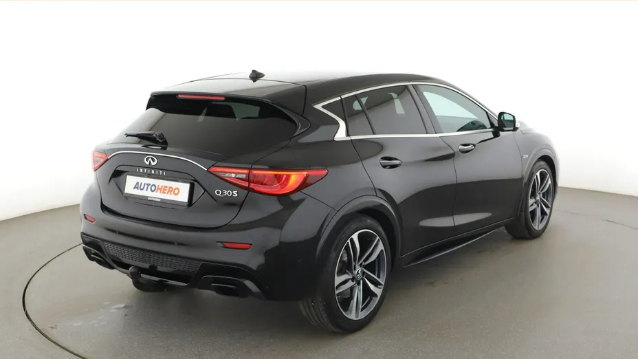 INFINITI Q30 -