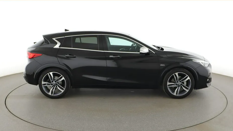 INFINITI Q30 -