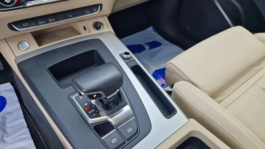 AUDI Q5 -