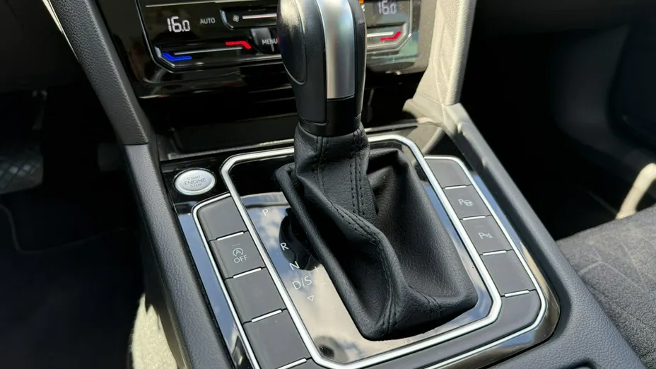 VOLKSWAGEN Passat -