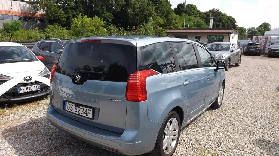 PEUGEOT 5008 -