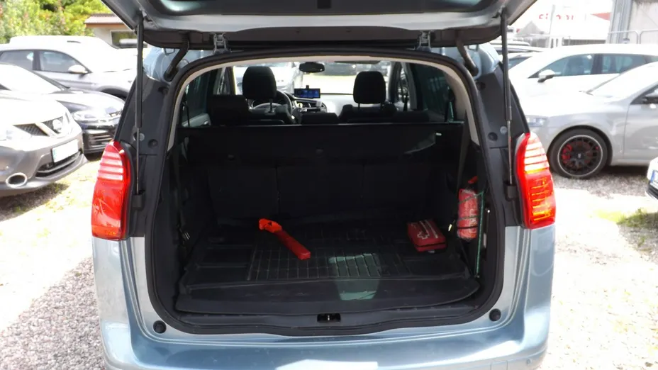 PEUGEOT 5008 -
