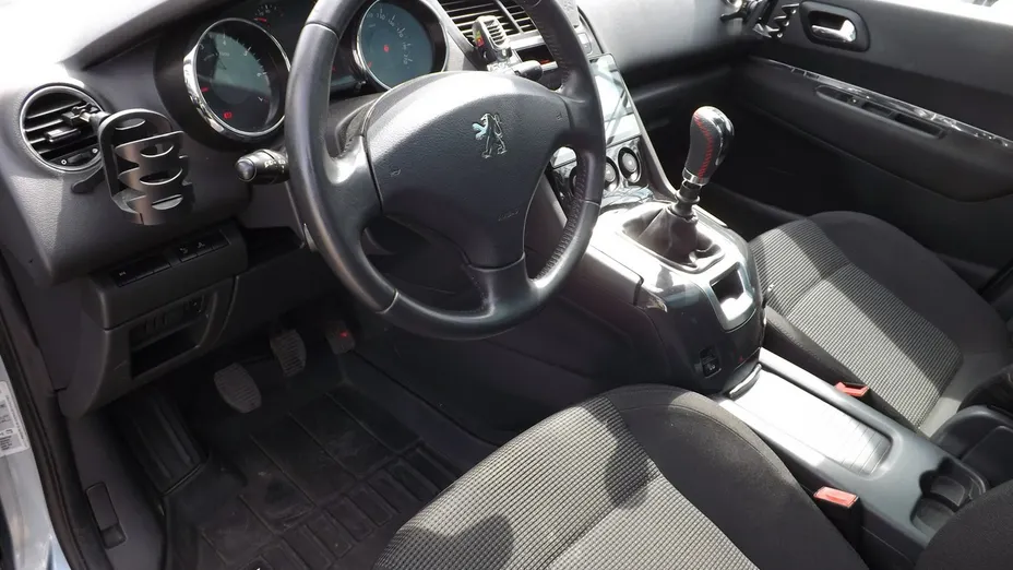 PEUGEOT 5008 -