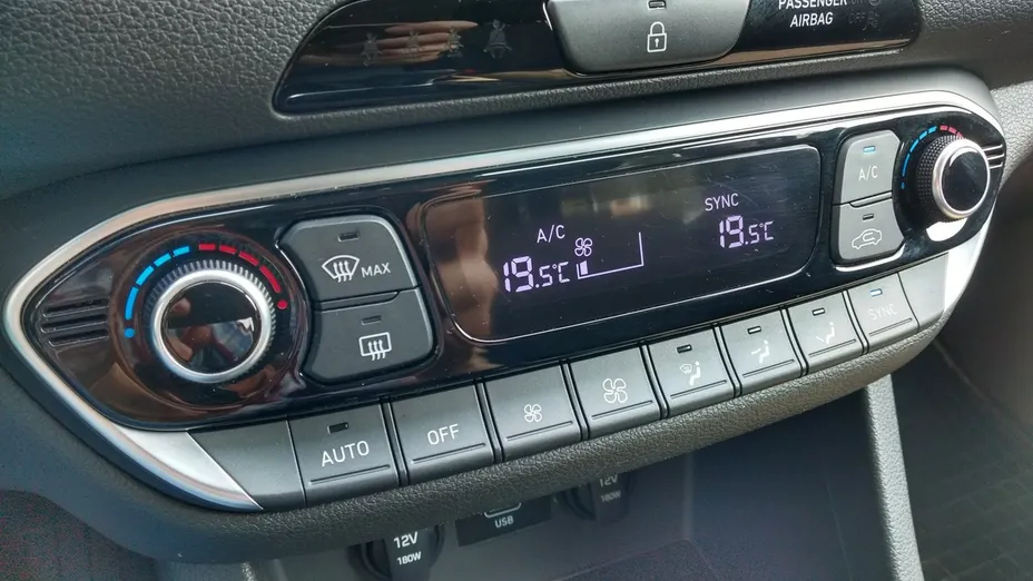 HYUNDAI i30 -