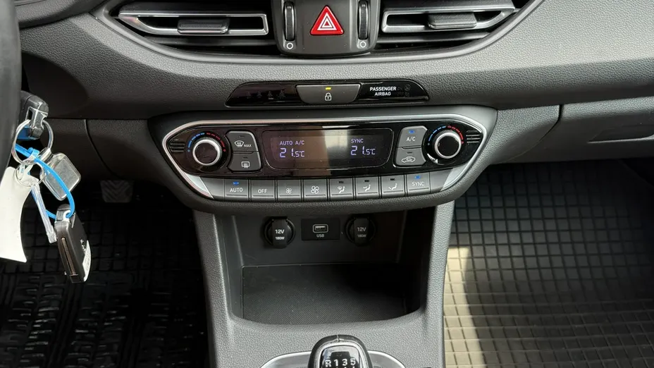 HYUNDAI i30 -