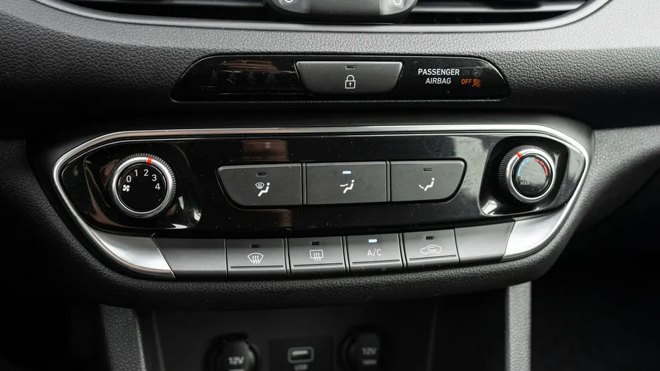 HYUNDAI i30 -