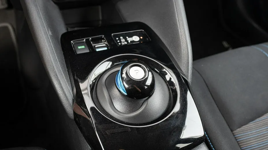 NISSAN Leaf -