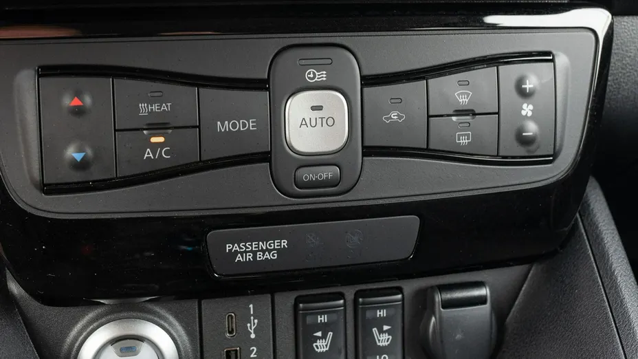 NISSAN Leaf -