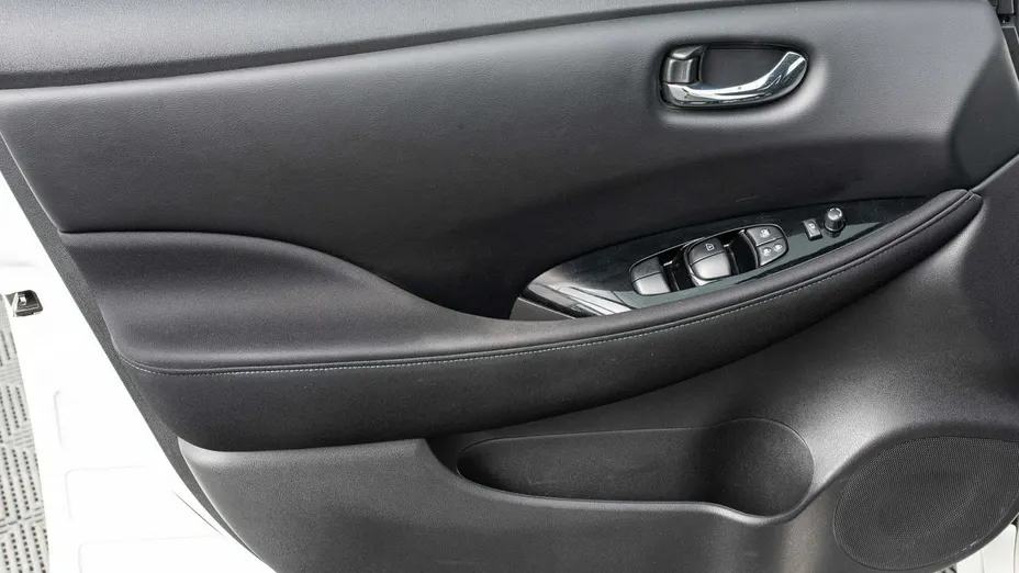 NISSAN Leaf -