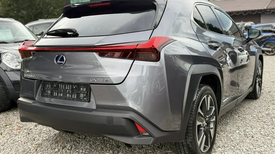 LEXUS UX -
