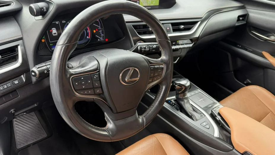 LEXUS UX -