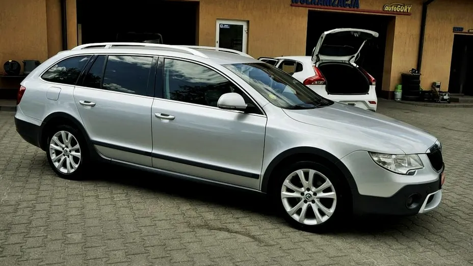 SKODA Superb -