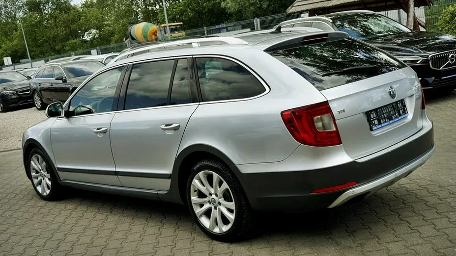 SKODA Superb -