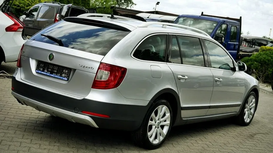 SKODA Superb -