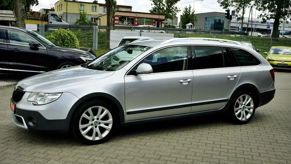 SKODA Superb -