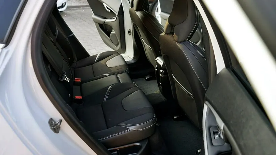 VOLVO V40 -
