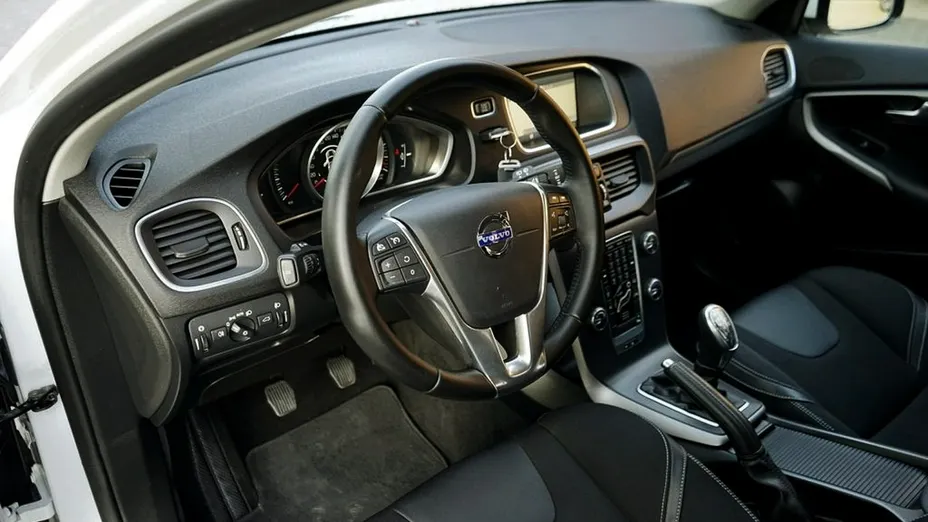 VOLVO V40 -
