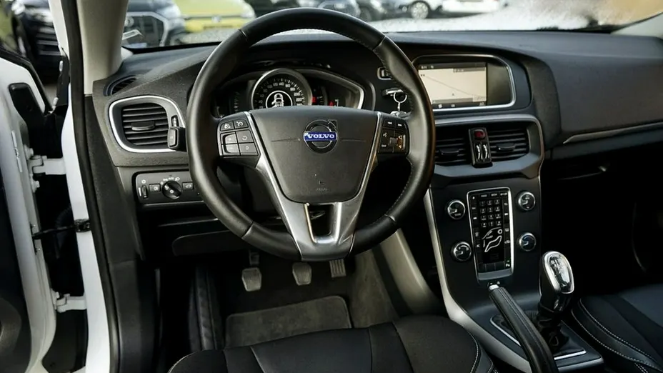 VOLVO V40 -