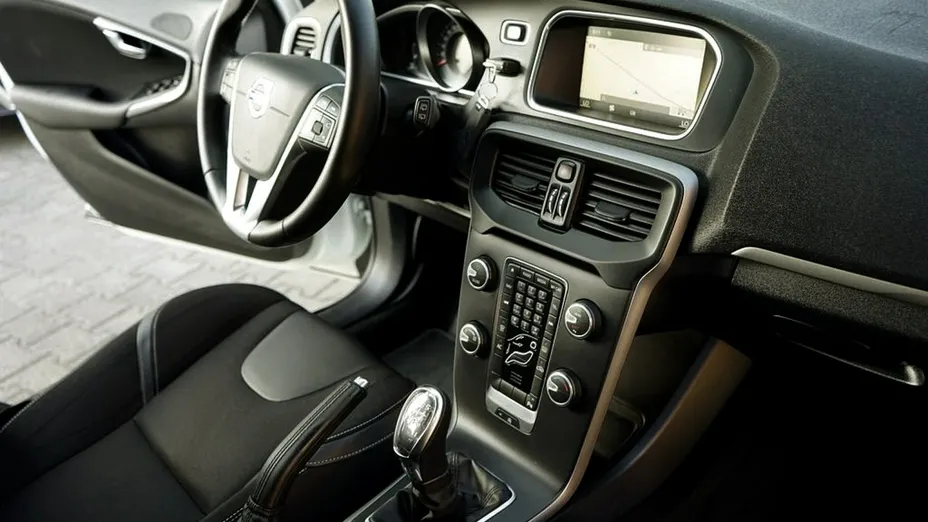 VOLVO V40 -