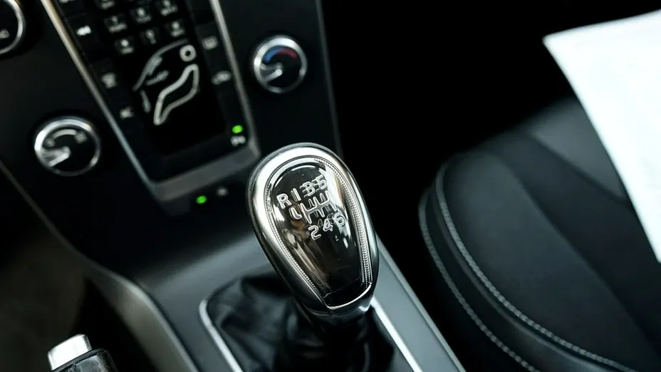 VOLVO V40 -