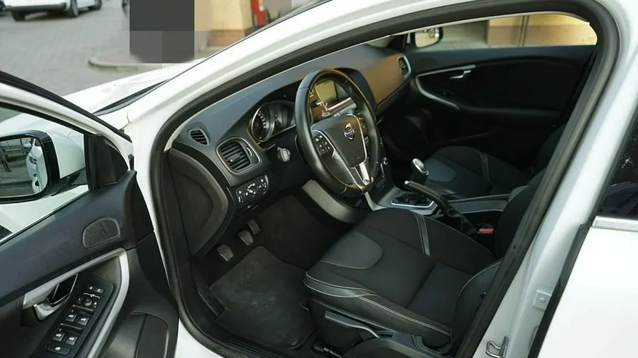 VOLVO V40 -