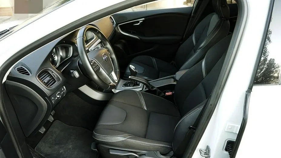 VOLVO V40 -