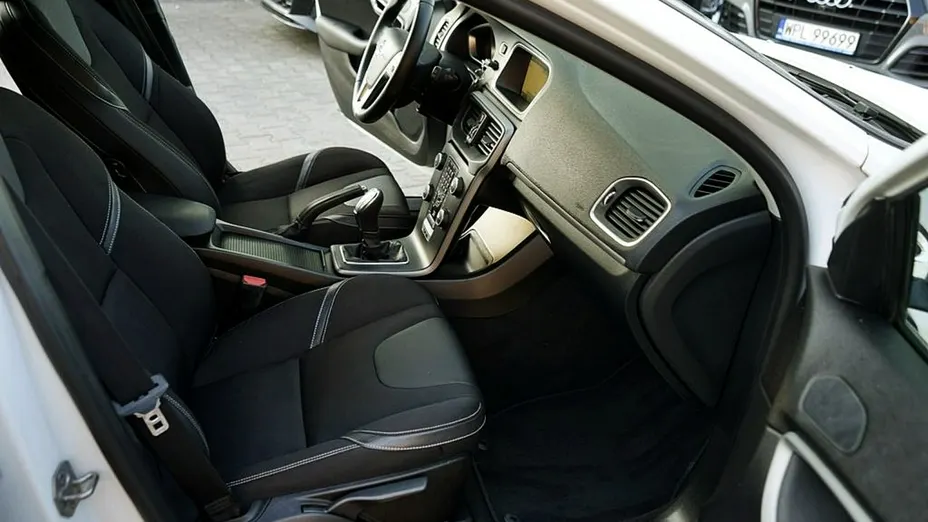 VOLVO V40 -