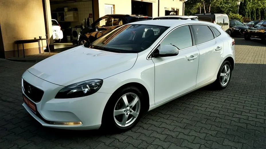 VOLVO V40 -