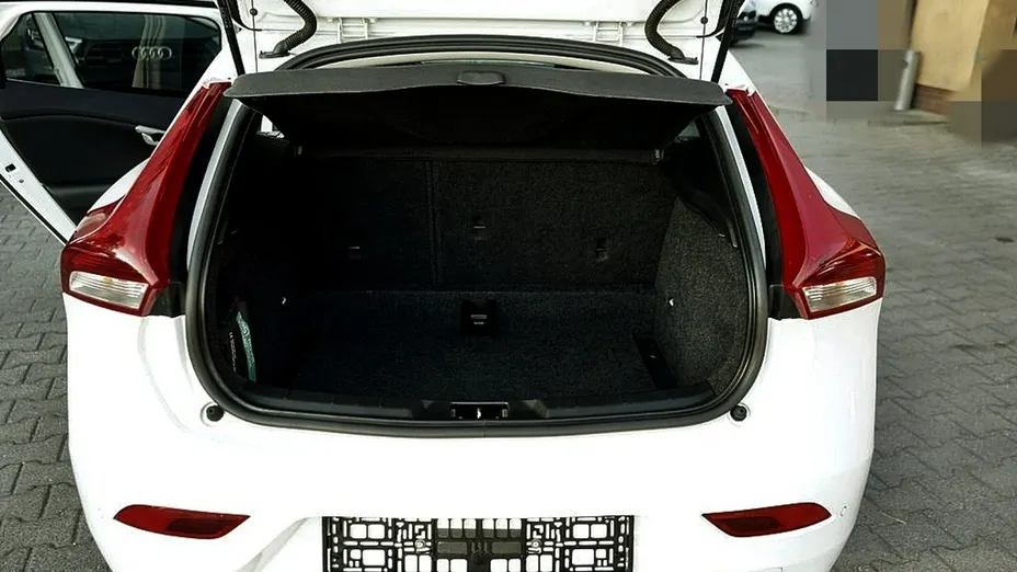 VOLVO V40 -