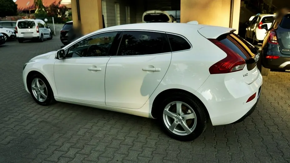 VOLVO V40 -